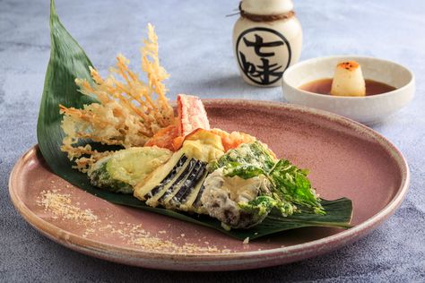 Tempura Plating, Tempura Batter Mix, Japanese Tempura, Pizza Menu Design, Tempura Vegetables, Vegetable Tempura, Continental Food, Tempura Recipe, Kewpie Mayo