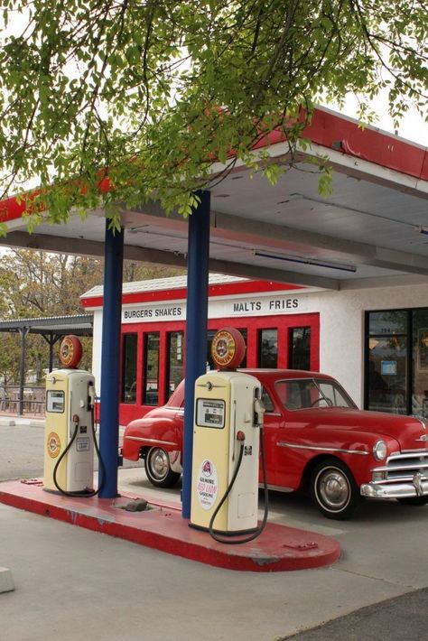 Old Gas Pumps, Vintage Gas Pumps, Old Gas Stations, Old Garage, Petrol Station, Gas Stations, Filling Station, Garage Art, Gas Pumps