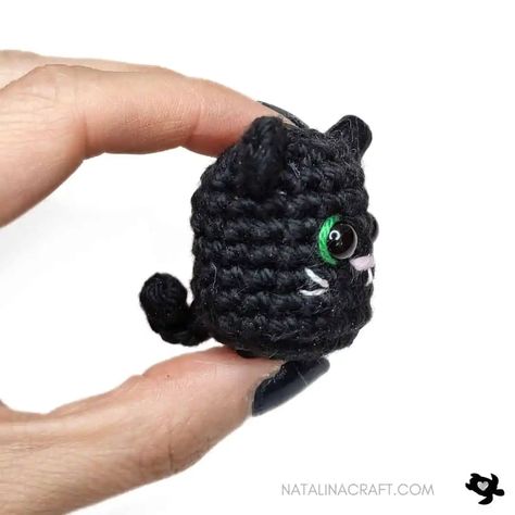 Halloween Mini Crochet Amigurumi - Free Pattern - Natalina Craft Mini Crochet Amigurumi, Crochet No Sew, Crochet Black Cat, Thanksgiving Crochet, Crochet Bat, Crochet Black, Cat Crochet, Halloween Crochet Patterns, Mini Crochet