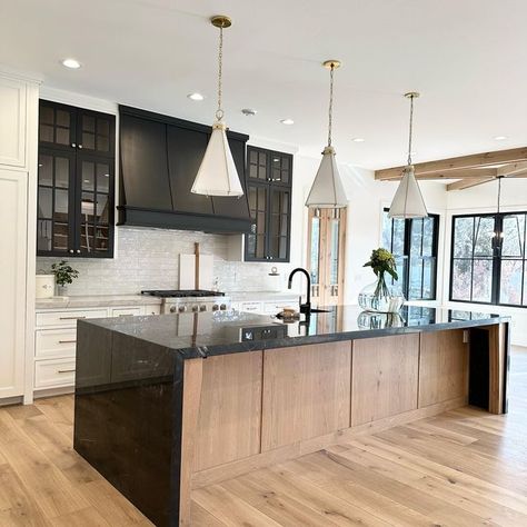 White Kitchen Black Island, White Wood Kitchens, Light Wood Kitchens, White Oak Kitchen, Natural Wood Kitchen, Black And White Kitchen, Kitchen Design Pictures, Wood Island, Black Countertops