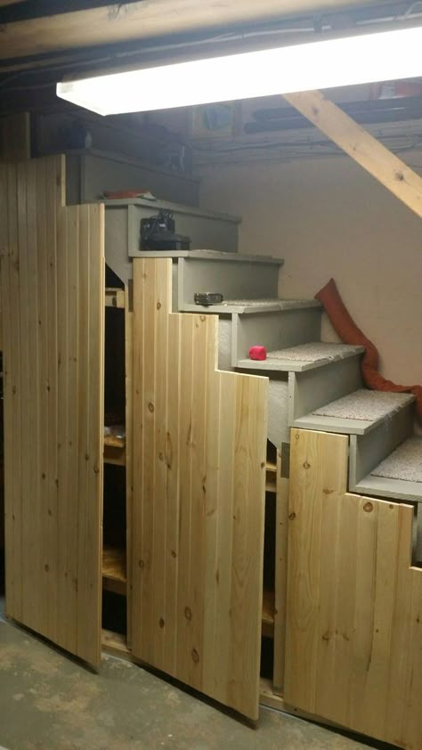 If you have a basement that you’re using for storage or as an utility room you can easily use space under the stairs. You simply need to put some nice shelving units there and you’re done. Here are some examples showing you what shelving units would fit well there for other ideas check out our other posts. تحت الدرج, Basement Remodel Diy, Basement Laundry Room, Basement Laundry, Staircase Ideas, Diy Basement, Basement Storage, Basement Apartment, Basement House