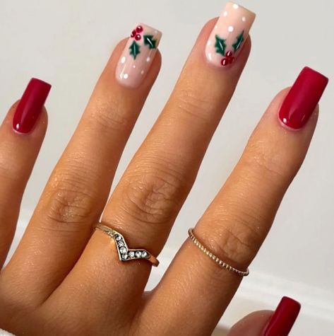 Christmas Nails Wreath, Christmas Nails With Green, Red Christmas Nails Winter French Tips, Simple Christmas Nails Short Green, Christmas Disney Nail Designs, Christmas Wreath Nails, Christmas Gel Manicure Short Nails, Holly Nail Art, Subtle Christmas Nails Simple