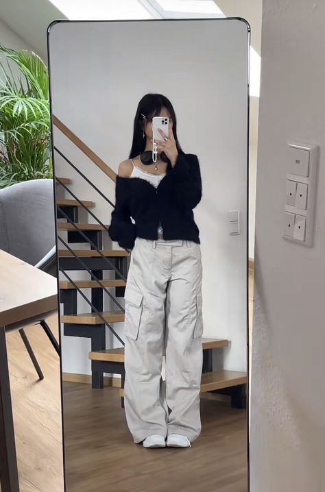 Gray Cargo Sweatpants Outfit, Streetcore Outfit, How To Elevate Your Outfit, Korean Street Wear Women, Acubi Summer Fit, Asian Baddie Outfit, Abg Style Outfit, Yk2 Style, Asian Fits