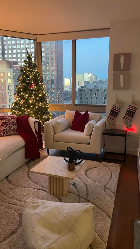 Christmas Room Decor Ideas, Appartement New York, Cozy Christmas Tree, Christmas Room Decorations, Christmas Decorations Apartment, Christmas Apartment, Living Room Background, Condo Living, Christmas Living Rooms