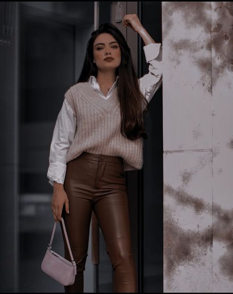 Brown Leather Pants Office Outfit, Brown Leather Pants Fall Outfit, Brown Leather Pants Work Outfit, Brown Leather Jeans Outfit, Brown Leather Pants Outfit Work, Leather Brown Pants Outfit, Leggins Beige Outfit, Beige Leather Pants Outfit, Brown Dress Pants Outfit