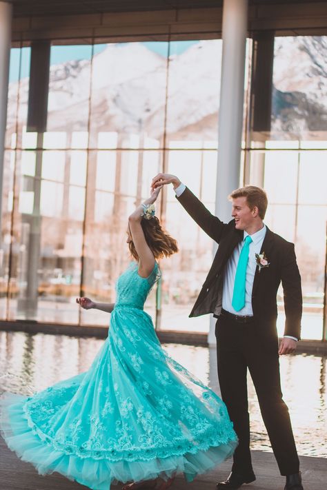 Spinning Prom Pictures, Prom Photoshoot Couples Cute Poses, Teal Prom Dress Couple, Fun Prom Photos, Prom Fotoshoot Ideas, Turquoise Prom Couple, Teal Prom Couple, Fun Prom Pictures Couples, Fun Prom Poses