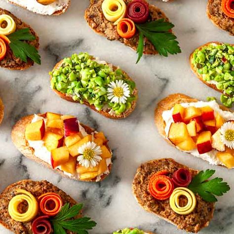 Colorful Easter Crostini Carrot Roses, Goat Cheese Crostini, Goat Cheese Appetizer, Lamb Dinner, Crostini Appetizers, Pate Recipes, Easter Side Dishes, Easter Appetizers, Spring Peas