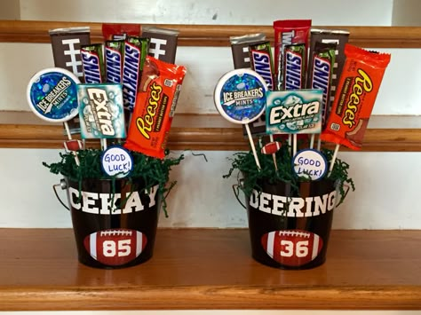 Secret Cheerleader Gifts Football, Homecoming Baskets For Football Players, Homecoming Buckets Football, Cheerleader Gifts From Football Players, Senior Football Night Gifts, Varsity Football Locker Decorations, Homecoming Baskets Football, Football Basket Ideas For Players, Football Player Gifts From Cheerleaders