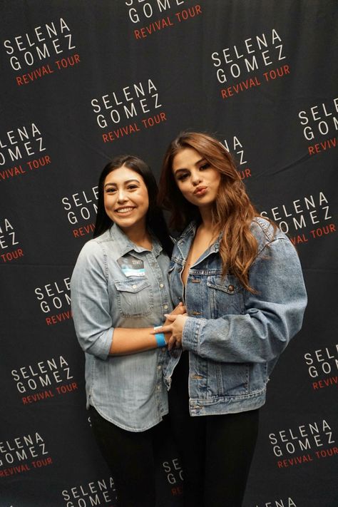 Brown Hair Selena Gomez, Selena Gomez Brown Hair, Selena Gomez Hair Color, Selena Go, Selena Gomez With Fans, Selena Gomez Hair, Makeup Inspo, Selena Gomez, Hair Inspo