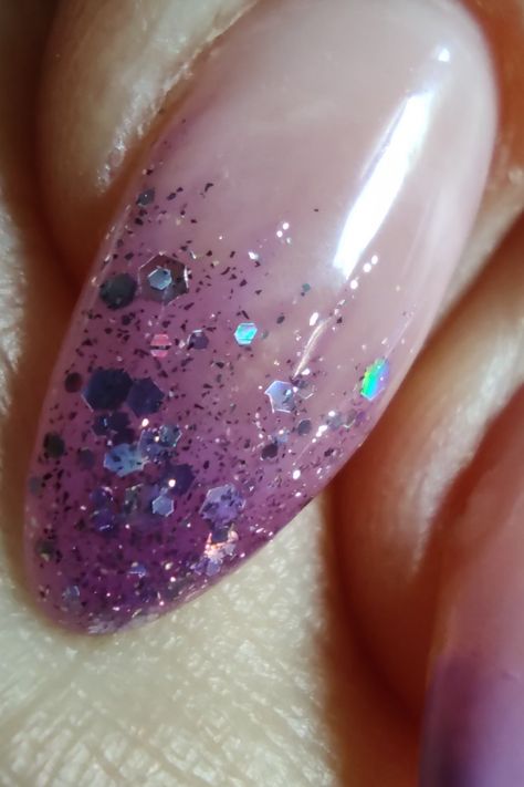 Sparkle purple gel nail Purple Sparkle Ombre Nails, Purple Ombre Glitter Nails, Purple Sparkly Nails, Eras Nails, Purple Gel Nails, Purple Ombre Nails, Pink Glitter Nails, Ombre Nails Glitter, Beauty Finds