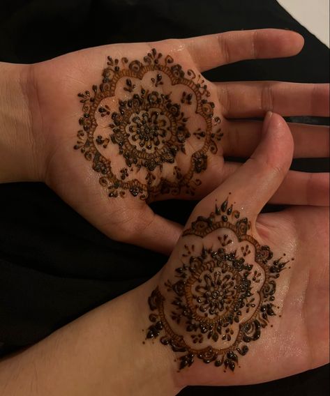 Cute Mehendi, Flower Henna Designs, Flower Mehndi, Princess Vibe, Cute Henna Tattoos, Persian Princess, Henna Style Tattoos, Jagua Henna, Henna Designs Wrist