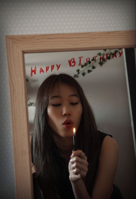 Self Portrait Photography Mirror, Birthday Photoshoot Ideas Candle, Self Portrait Photography Birthday, Ig Photo Inspo At Home, Photography Inspo Self Portraits At Home, Pic Ideas Instagram At Home Aesthetic, Mirror Photography Ideas At Home, Bday Poses At Home, Aesthetic Pictures Ideas At Home