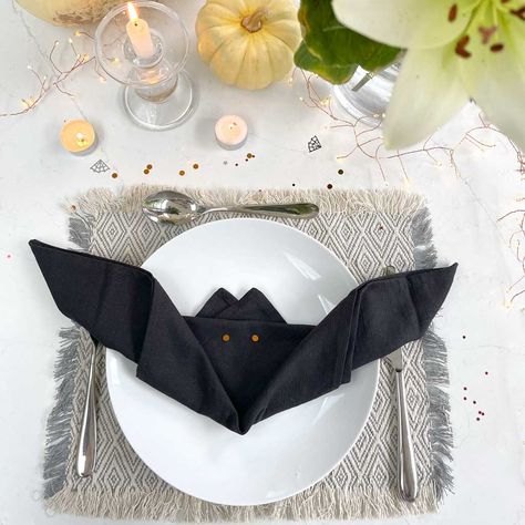 Halloween Napkin Folding, Napkin Folding Tutorial, Labels Printables Free Templates, Printable Label Templates, Halloween Napkins, Black Napkins, Green Napkins, Bat Halloween, Labels Printables Free