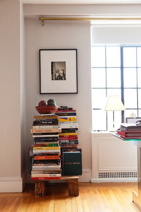 books as decor detail Stack Books, Bookshelf Room, Books Diy, A Stack Of Books, Pile Of Books, Home Libraries, Creative Storage, Decoration Inspiration, Black Bedding