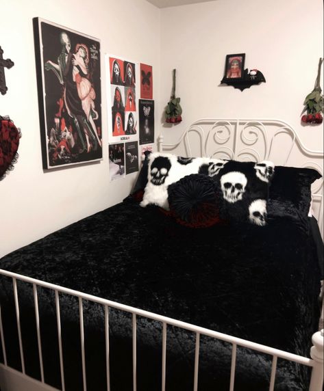 goth Goth College Dorm, Bedroom Ideas Alt, Minimalist Goth Bedroom, Goth Bedroom Ideas For Small Rooms, Black And White Bedroom Ideas Cozy, Goth Aesthetic Bedroom, Room Ideas Goth, Goth Dorm Room, Punk Room Decor