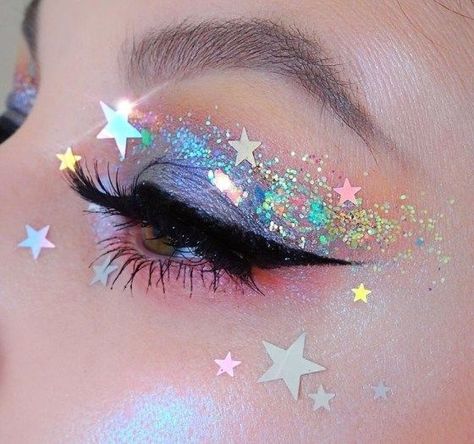 15 Maquillajes galácticos para crear tu propio universo Teknik Makeup, Make Up Diy, Fantasy Make-up, Make Up Designs, Festival Make Up, Mekap Mata, Smink Inspiration, Makijaż Smokey Eye, Eye Makeup Designs