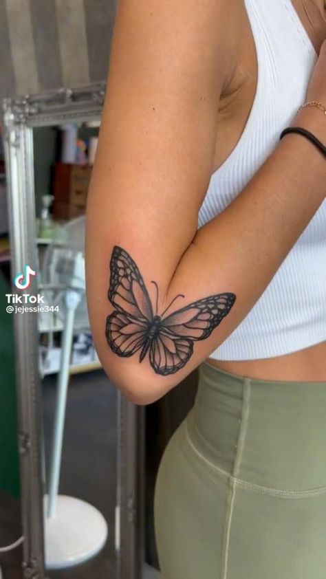 Butterfly Tattoo Elbow, Tattoo Elbow, Butterfly Tattoos On Arm, Tattoo Butterfly, Butterfly Tattoos For Women, Forarm Tattoos, Muster Tattoos, Geek Tattoo, Elbow Tattoos