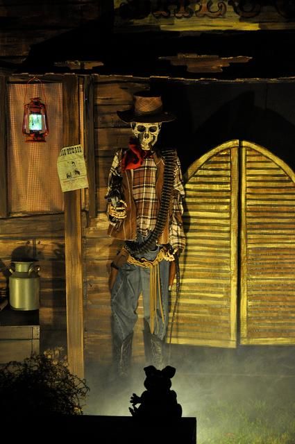 IDEAS  INSPIRATIONS: Halloween Decorations, Halloween Decor: Wild West Halloween Display Wild West Halloween, Haunted Library, Cowboy Halloween, Halloween Cowboy, Country Food, Halloween Camping, Halloween Circus, Creepy Carnival, Halloween Props Diy