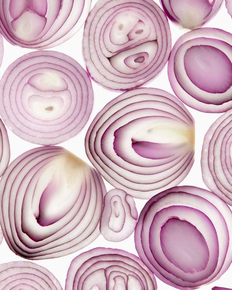 Raw Onion Recipes, Onion Layers Art, Grill Onions, Onion Photography, Roast Onions, Health Benefits Of Onions, Benefits Of Onions, Onion Art, Onion Benefits