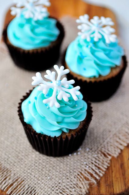 Chocolate Snowflakes, White Chocolate Snowflakes, Cupcakes Frozen, Almond Cupcakes, Frozen Cupcakes, Snowflake Cake, Edible Cake Decorations, Frozen Cake, Winter Onederland