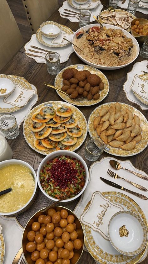 Iftar Ideas Ramadan, Iftar Food Ideas, Eid Food Table Decoration, Ramadan Food Iftar Table, Ramadan Iftar Ideas, Ramadan Food Ideas, Ramadan Iftar Food, Iftar Platter, Ramadhan Decor