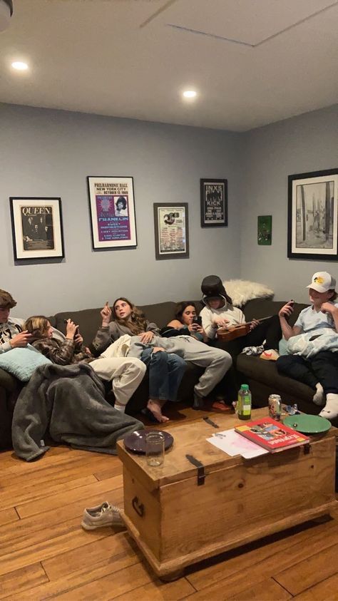 Dorm Friends Aesthetic, Friends In Living Room, Roomates Aesthetics Friends, Chosen Family Aesthetic, Uni Friends Aesthetic, Clubhouse Aesthetic, Roommates Aesthetic, Hang Out, Friends Hanging Out