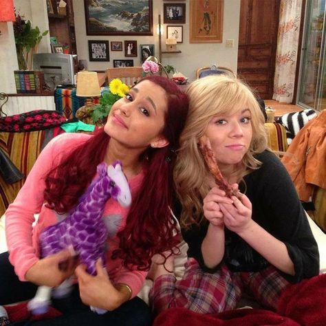 Movie Duos, Ariana Grande Cat, Disney Duos, Ariana Grande Facts, Duo Costumes, Sam & Cat, Best Friends Cartoon, Sam And Cat, Duo Halloween Costumes