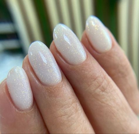 Trendy Round Christmas Nails 2023: 15 Ideas for a Merry Holiday Look Round Christmas Nails, White Sparkly Nails, White Sparkle Nails, Christmas Nails 2023, Milky Nails, Glittery Nails, White Glitter Nails, Plaid Nails, Round Nails