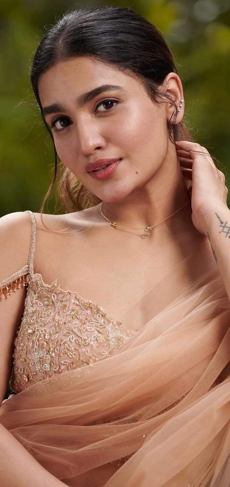 Saniya Iyappan, Samantha Photos, Beauty Face Women, Hot Pics, Indian Actress Hot Pics, Beautiful Saree, Actress Photos, Actresses, Long Hair Styles