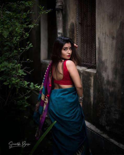 Image may contain: one or more people, people standing and outdoor Cleavage Hot, India India, Backless Blouse, Indian Photography, Tie Dye Skirt, Men's Clothing, Desi, Wordpress, Saree