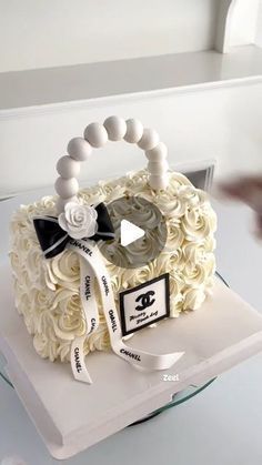 Chanel Bag Cake Birthday, Chanel Buttercream Cake, Purse Cake Tutorial, Bag Cake Design, Fondant Cake Designs Ideas, Chanel Torte, Handbag Cake Tutorial, Purse Cupcakes, Chanel Birthday Cake