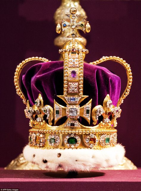 St Edward’s Crown has been used to crown British monarchs at their coronations since the 1... Ratu Elizabeth, St Edward's Crown, Imperial State Crown, British Crown Jewels, Royal Crown Jewels, Royal Crowns, Isabel Ii, Queen Crown, British Monarchy