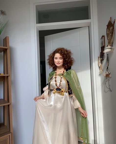 Kordi Dress, Kurdish Fashion, Kurdish Girl, Kurdish Culture, Organza Styles, Kurdish Dress, Kurdish Clothes, Soiree Dress, Couture Embroidery