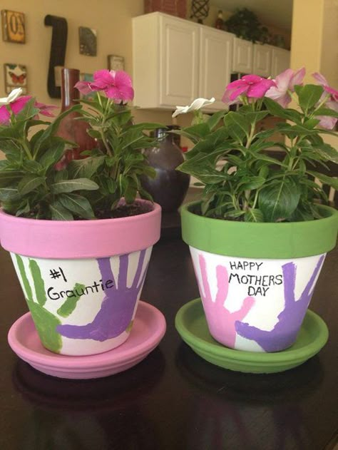 Let your kids and favorite family members help you with decorating. Let this work be a game with them, andt here’s how you can play that game! Mothers Day Flower Pot, Hadiah Diy, Diy Mother's Day Crafts, Mother's Day Projects, Mothers Day Pictures, Flower Pot Crafts, Diy Flower Pots, Mothers Day Crafts For Kids, Clay Pot Crafts