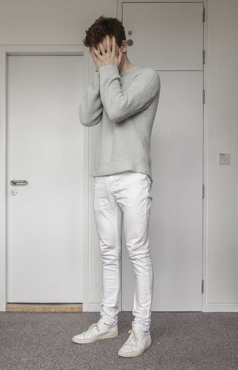 Outfits With White Jeans Men, Men In White Jeans, White Jeans For Men, White Jeans Outfit Men, White Ripped Jeans Outfit Men, Men’s White Pants, Joggers Men Outfit, Men’s White Jeans, How To Wear Joggers