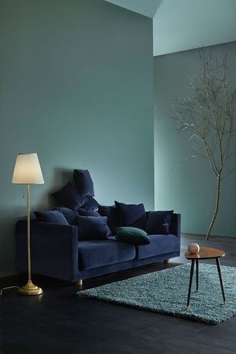 Le vert sauge est une couleur tendance. Ce vert teinté de gris est une touche de douceur qui colore nos intérieurs. Mais avec quelles couleurs est-il possible d'associer cette nuance de vert? La réponse est développée sur le blog. #décoration #couleur #vert #vertSauge #sauge #association #mariage #bleu #pétrole #sombre #salon Sofa Catalogue, 50m2 Apartment, Sofa Azul, Stockholm 2017, Best Online Furniture Stores, Ikea Stockholm, Blue Couch, Ikea Catalog, Furniture Website