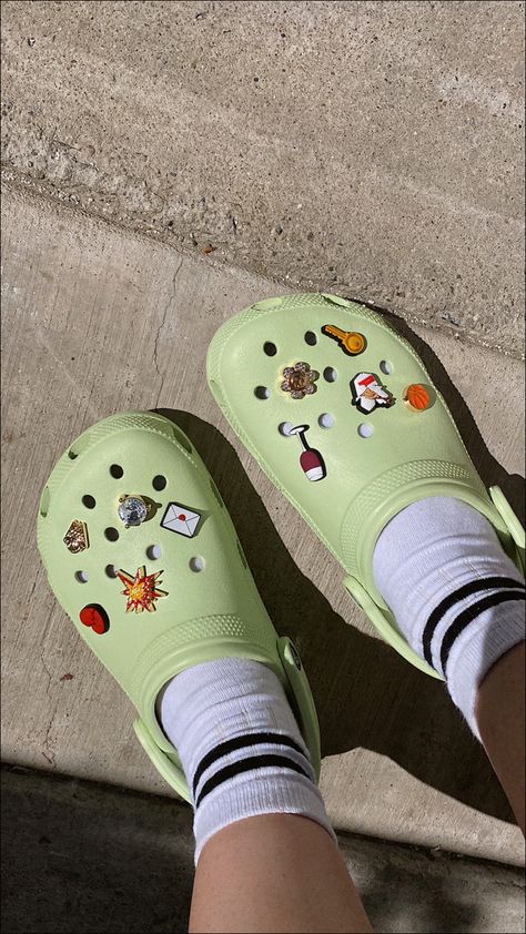 Croc Aesthetic Jibbitz, Green Crocs Outfit, Crocs Aesthetic Outfit, Jibbitz Ideas, Green Crocs, Crocs Aesthetic, Realistic Outfits, Crocs Outfit, Crocs Fashion