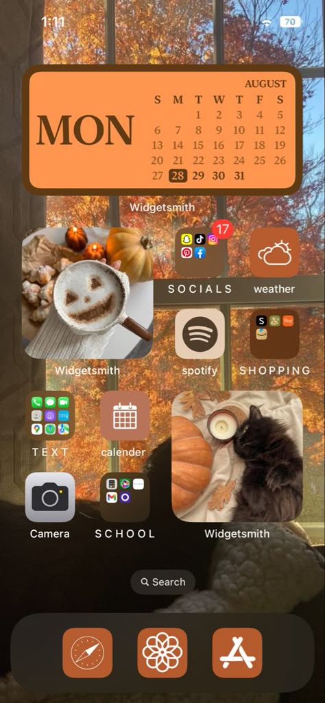 Autumn Wallpaper Home Screen, Fall Home Screen Layout, Fall Themed Home Screen, Halloween Homescreen Ideas, Fall Home Screen Wallpaper, Fall Home Screen Ideas, Fall Iphone Home Screen, Fall Phone Screen, Fall Ios Homescreen