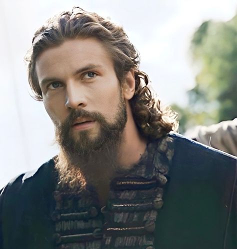 Harold Sigurdsson Vikings Valhalla, Harald Sigurdsson, Vikings Cast, Leo Suter, Viking Valhalla, Vikings Valhalla, Wide Set Eyes, Black Hair Blue Eyes, Brown Hair Brown Eyes