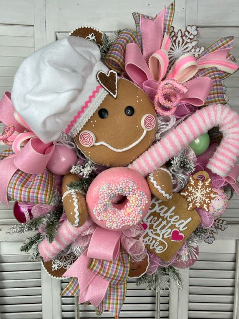 Chef gingerbread man in pink. Loaded with sweets and xmas goodies. Gingerbread Man Wreath Ideas, Gingerbread Christmas Wreaths, Diy Gingerbread Wreath, Diy Christmas Gingerbread Decorations, Gingerbread Wreath Ideas, Gingerbread Wreath Diy, Pink Gingerbread Christmas Decor, Pink Gingerbread Christmas Tree, Easter Houses