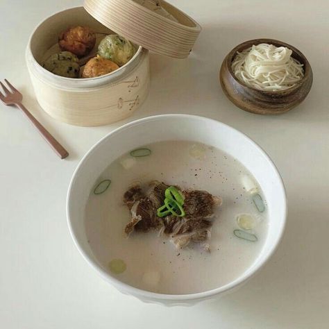 Side Dishes Korean, Soup Side Dishes, Rice Noodles Soup, Dish Aesthetic, Soup Aesthetic, Noodle Art, Food Set Up, Healthy Eating Meal Plan, Noodles Soup