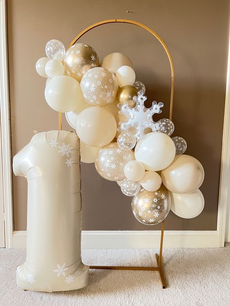 Winter Onederland Balloon Arch, Winter Onederland Party Girl, First Birthday Winter, Winter Onederland Birthday Party, Winter Onederland Party, Onederland Birthday Party, Winter Onederland Birthday, Dinner Party Themes, Balloon Ideas