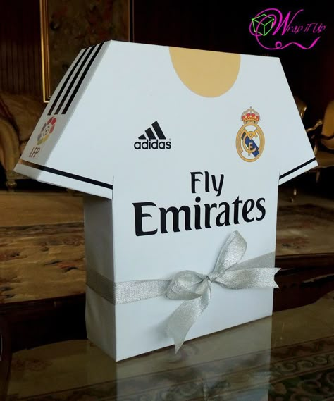 Real Madrid Gifts Ideas, Real Madrid Birthday, Soccer Theme Parties, Diy Projects Gifts, Birthday Gifts For Boyfriend Diy, Bf Gifts, Creative Gifts For Boyfriend, Cute Couple Gifts