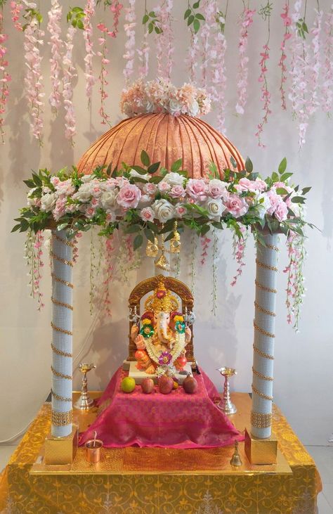 crafting ideas Artificial Flower Decorations For Home, Ganesh Sthapana For Wedding, Ganapati Mandap Decoration, Ganpati Mandir Decoration, Festival Decorations Indian Home, Artificial Flowers Decoration For Ganpati, Puja Flower Decoration, Ganpati Makhar Ideas, Mandir Decoration With Flowers