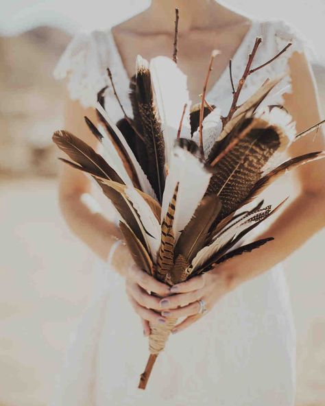 63 Gorgeous Fall Wedding Bouquets | Martha Stewart Weddings - Various bird feathers, fresh sticks, and twine brought major rustic vibes to this nonfloral clutch from Mother Plucker. #fallwedding #fallflowers #fallweddingdecor #weddingflowers Feather Photoshoot, Stick Bouquet, Feather Wedding Decorations, Feather Bouquet, Unique Wedding Bouquet, Winter Ball, Practical Wedding, Feather Wedding, Brown Wedding