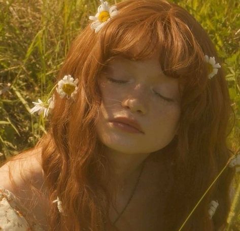 Honey Aesthetic, Vintage Redhead, Ethereal Aesthetic, Lily Evans, Redhead Girl, July 25, Pose Reference Photo, Ginger Hair, The Grass