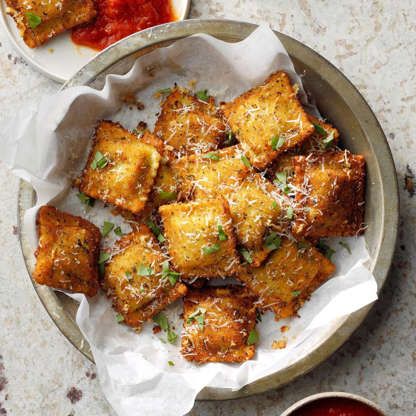 Fried Ravioli Recipe, Fried Ravioli, One Bite Appetizers, Toasted Ravioli, Ravioli Recipe, Homemade Marinara, Appetizer Bites, Linguine, Fried Food