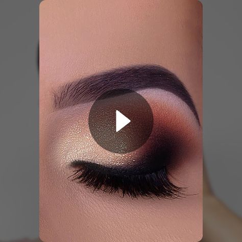 Golden Smokey Eyes Tutorial - An Knook | Snapchat Golden Smokey Eye Makeup, Golden Smokey Eye, Smokey Eyes Tutorial, Beauty Content Creator, Eyes Tutorial, Mary Kay Eyes, Gold Smokey Eye, Beauty Content, Smokey Eye Tutorial