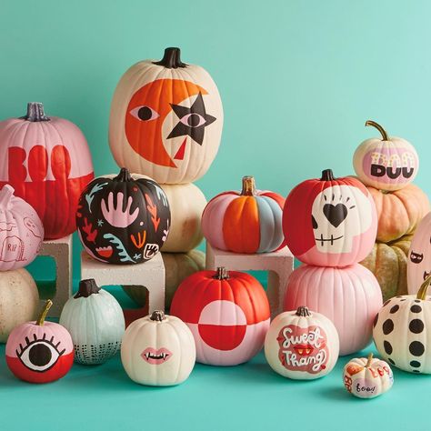 30+ creative ways to paint your pumpkins that are just as festive as traditional jack-o-lanterns, with way less mess. Creative Pumpkin Painting, No Carve Pumpkin Decorating, Casa Halloween, Pumpkin Painting Ideas, Halloween Pumpkins Painted, Painted Pumpkin, Creative Pumpkins, Halloween Tattoo, Halloween Tags