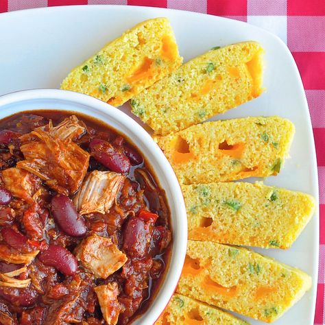 Here's a terrific way to stretch a batch of your fave pulled pork into another tasty meal, simply by adding the leftovers it to a quick pulled pork chili. Quick Pulled Pork, Pulled Pork Chili Recipe, Onion Cornbread, Pork Chili Recipe, Soup Swap, Pulled Pork Chili, Easy Pulled Pork, Pork Chili, Chili Chili